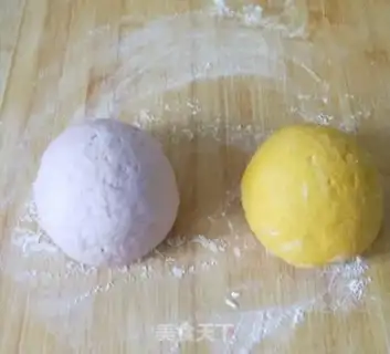 Make Creative double-coloured buns step 4