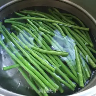 Make Garlic beans step 0