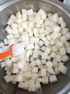 Make Korean radish pickles step 1