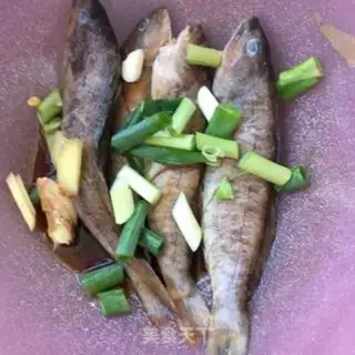 Make Burn the six-line fish step 2