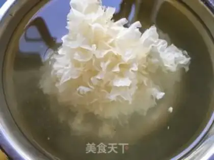 Make Silver Ear Lotus soup step 1