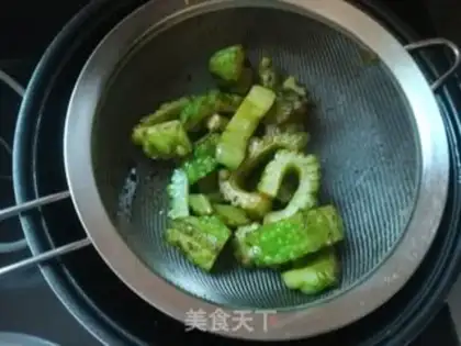 Make Eggs burning bitter melons step 3