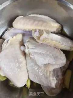 Make A greasy chicken with wings step 0