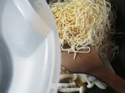 Make ♪ Squeeze the white mushrooms ♪ step 3