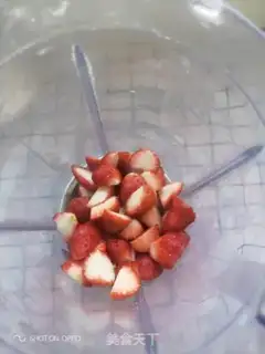 Make Strawberry shake step 1