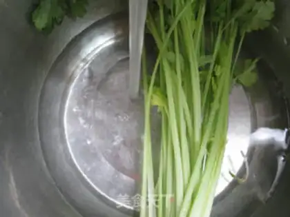 Make Shrimp fragrance, celery bouquets step 2