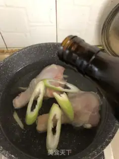 Make Lemon hand tore a chicken leg step 1