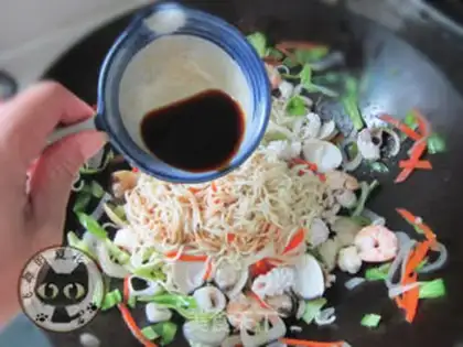 Make Seafood noodles step 6
