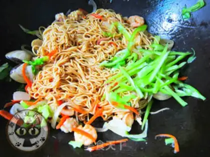 Make Seafood noodles step 7