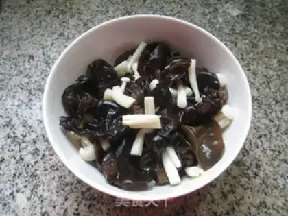Make The black ear of seafood mushrooms step 4