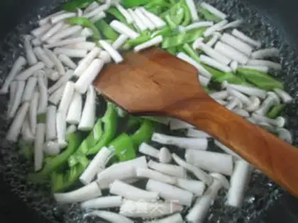 Make Pepper seafood mushrooms step 1