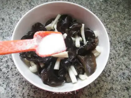 Make The black ear of seafood mushrooms step 5