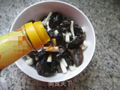 Make The black ear of seafood mushrooms step 6