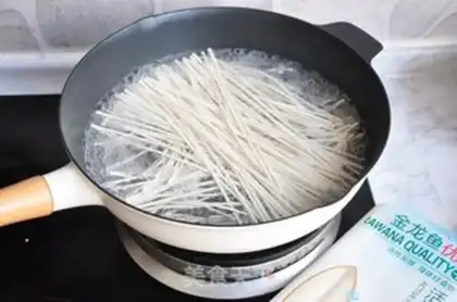 Make Sour spicy. Soup noodles step 2