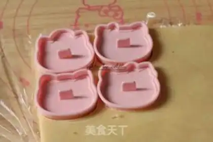Make kitty cheese crackers step 7
