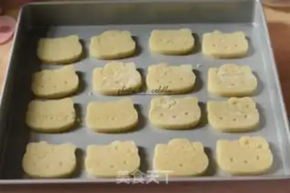 Make kitty cheese crackers step 8