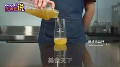 Make Lemon tea with hands step 5