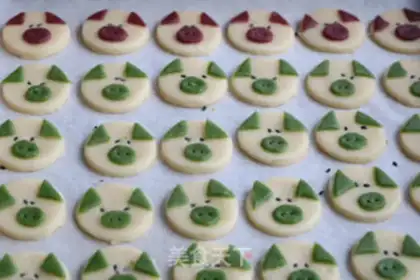 Make Piggy cookies step 6