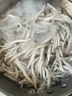 Make The green mushroom meatball soup step 0