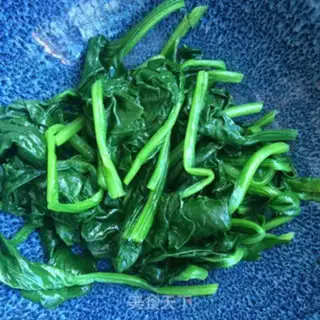 Make Spinach cucumber with vinegar step 1