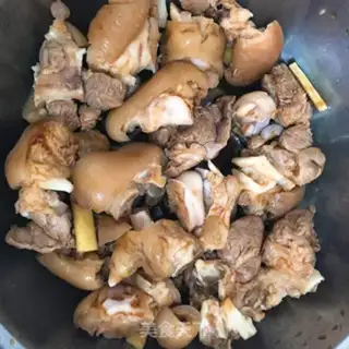 Make Blackwood, mushrooms, pig hoofs step 1