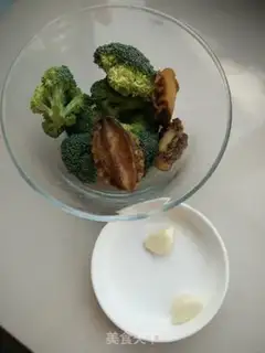 Make Garlic abalone broccoli step 0