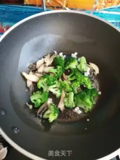 Make Garlic abalone broccoli step 11