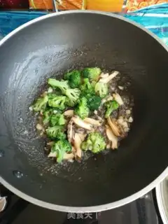 Make Garlic abalone broccoli step 13