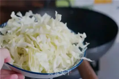 Make Fish seedball cabbage soup step 1