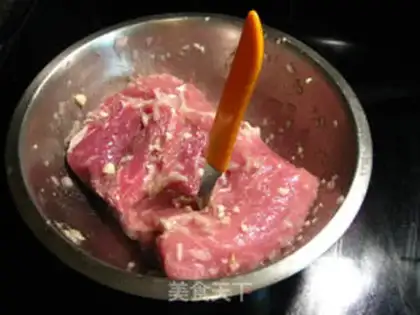 Make Garlic roast pork step 1