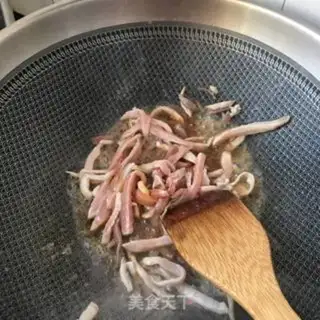 Make Sea cucumber silk tomato egg noodles step 4