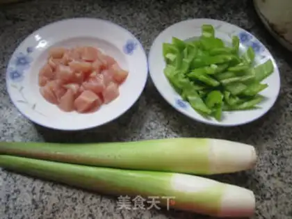 Make Green pepper, white fried chicken chest step 0