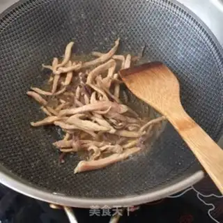 Make Sea cucumber silk tomato egg noodles step 5