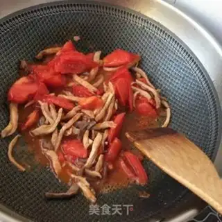 Make Sea cucumber silk tomato egg noodles step 6