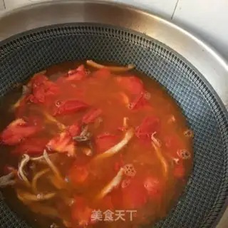 Make Sea cucumber silk tomato egg noodles step 7