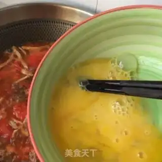 Make Sea cucumber silk tomato egg noodles step 10
