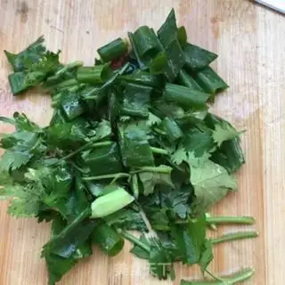 Make Sea cucumber silk tomato egg noodles step 11