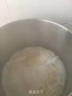 Make Sea cucumber silk tomato egg noodles step 13