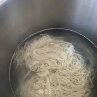 Make Sea cucumber silk tomato egg noodles step 14