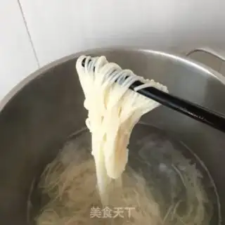 Make Sea cucumber silk tomato egg noodles step 15
