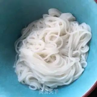 Make Sea cucumber silk tomato egg noodles step 16