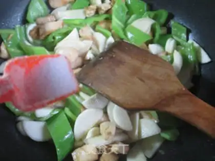 Make Green pepper, white fried chicken chest step 12