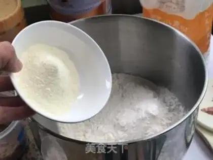 Make Milky red sugar buns step 1