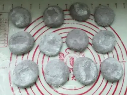 Make Black rice sesame cakes step 3