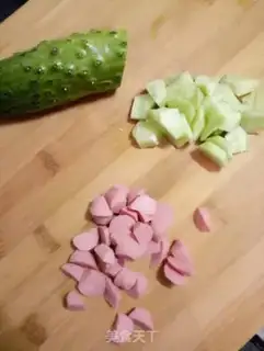 Make cucumber ham and sausage fried eggs step 0
