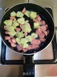 Make cucumber ham and sausage fried eggs step 1