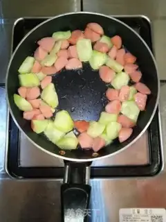 Make cucumber ham and sausage fried eggs step 2