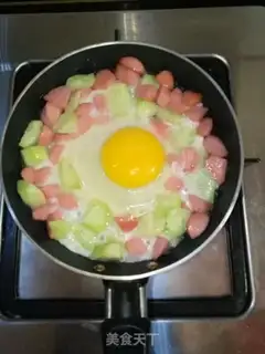 Make cucumber ham and sausage fried eggs step 3