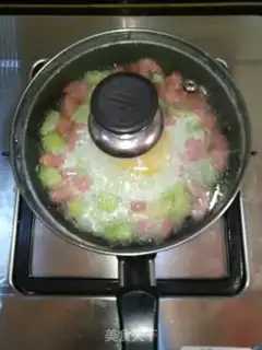 Make cucumber ham and sausage fried eggs step 4