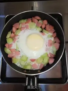 Make cucumber ham and sausage fried eggs step 5